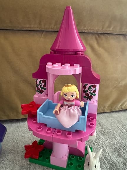 LEGO DUPLO Disney prinsesslott med figur. LEGO® DUPLO® Törnrosas saga