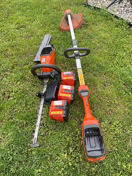 Husqvarna batteridriven röjsåg/häcksax med batterier