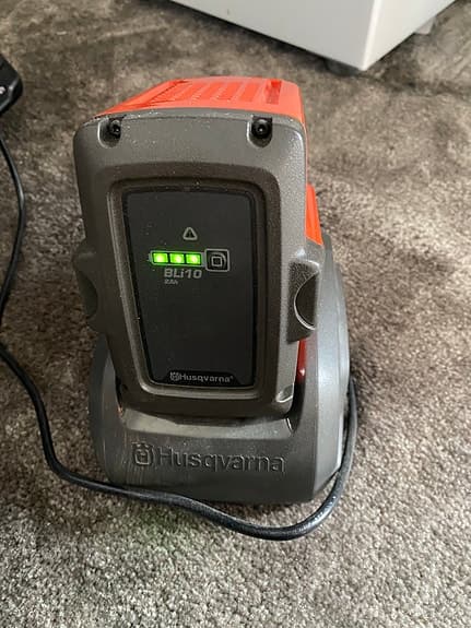 Husqvarna batteridriven röjsåg/häcksax med batterier