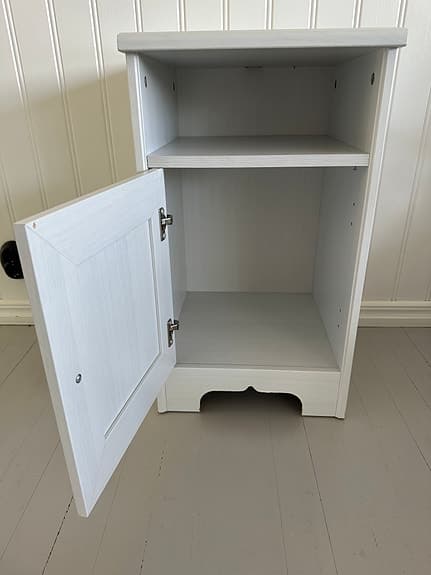 IKEA:s klassiska sängbord "Aspelund" i stilren och vacker varmgrå färg