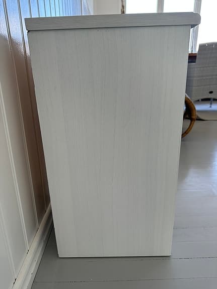 IKEA:s klassiska sängbord "Aspelund" i stilren och vacker varmgrå färg