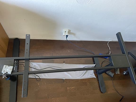 Höj och sänkbart skrivbord - Bekant IKEA