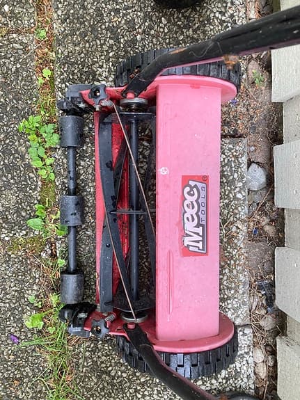 Handdriven gräsklippare