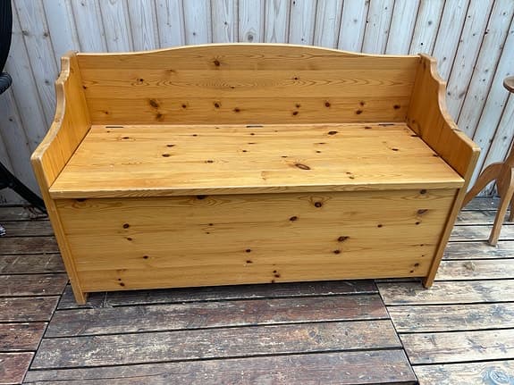 Träsoffa/bänk med förvaring
