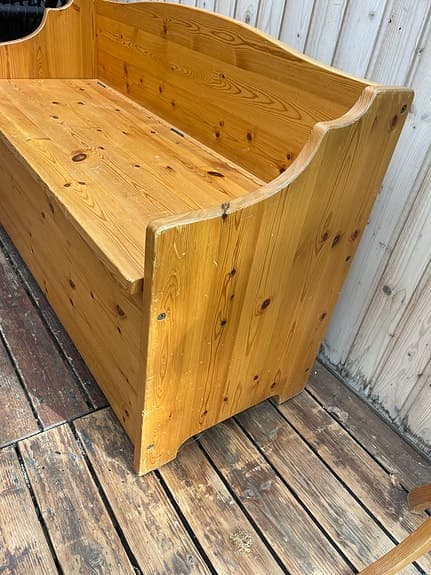 Träsoffa/bänk med förvaring