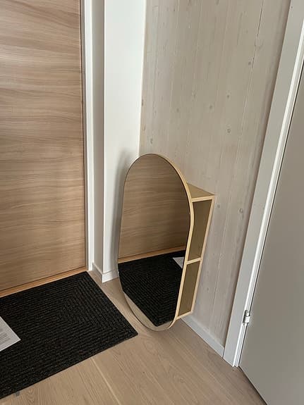 Hallspegel med hylla i ekfanér