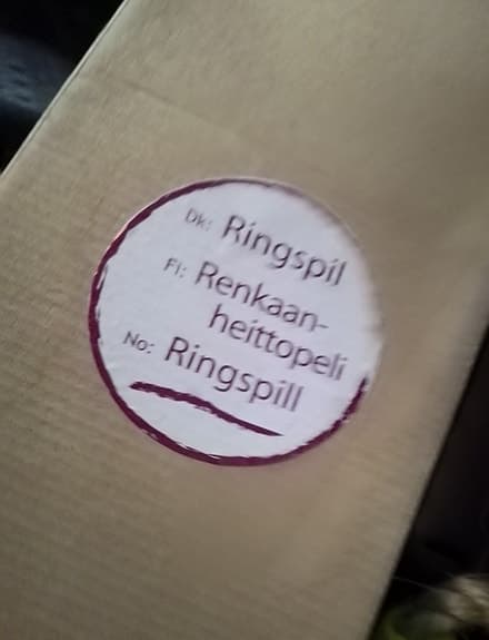 Träringspel med poängstavar och färgade kastpinnar