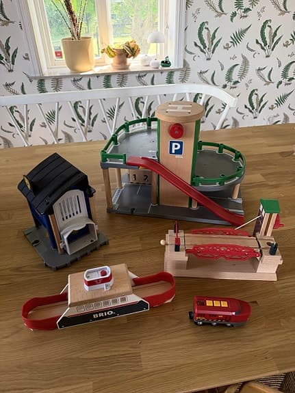 BRIO trätåg med räls, polisstation, bro, båt och tillbehör