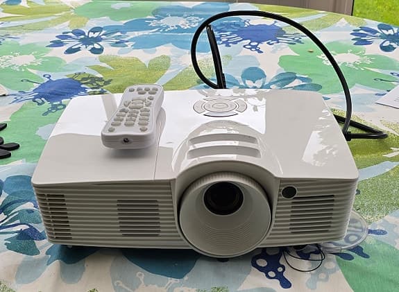 Projektor Optoma och projektorduk Euroscreen