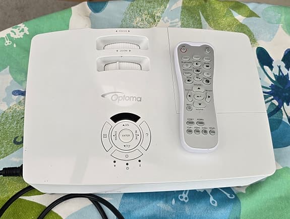Projektor Optoma och projektorduk Euroscreen