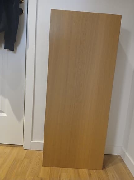 Vägghängt skåp med glas-hyllor i ekfärg