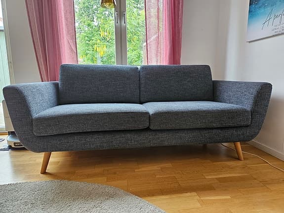 2,5 sits soffa, smile day från Furni Nova mörk blå