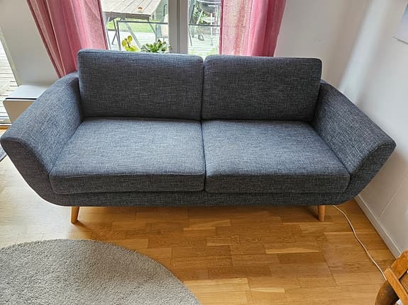 2,5 sits soffa, smile day från Furni Nova mörk blå