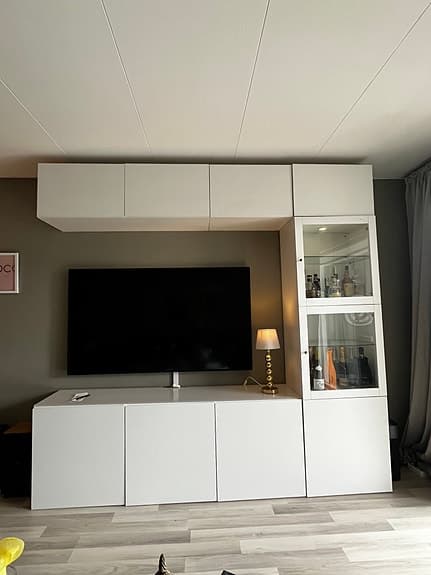 Fin tv-möbel med vitrinskåp