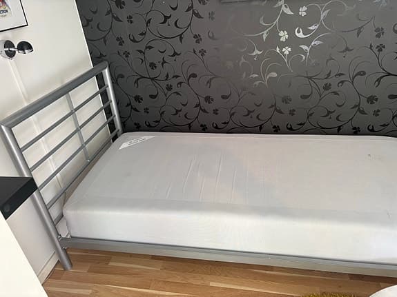 IKEA Sultan resårmadrass 90x200 med sängram i stål
