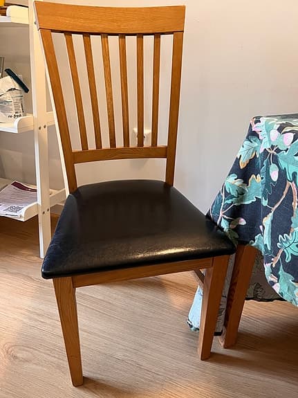 Mio matstolar (4 st) i ek med svart konstläder