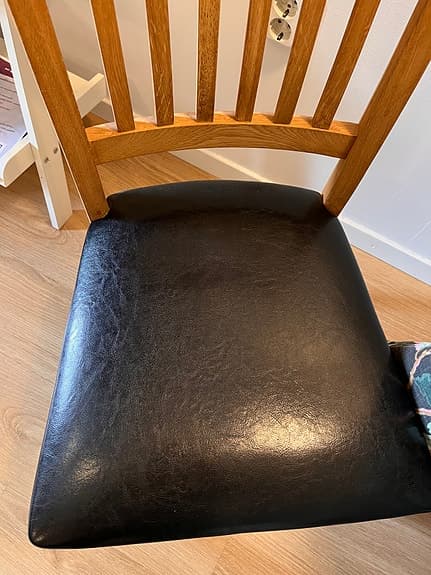 Mio matstolar (4 st) i ek med svart konstläder