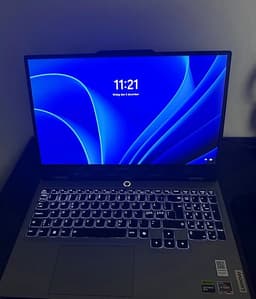 Lenovo LOQ laptop - Tung speldator med tillbehör