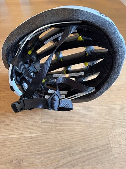 Giro cykelhjälm vit