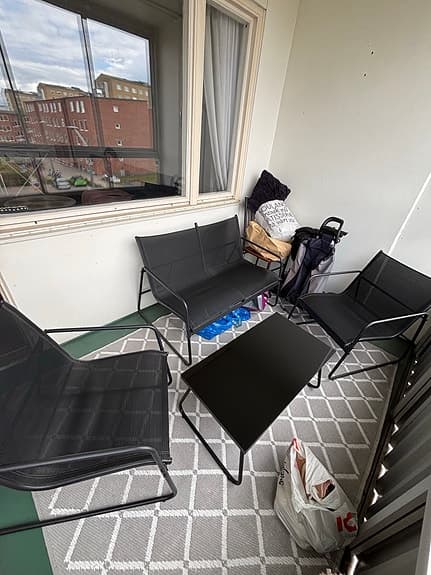 Svart balkongmöbelset med bord, soffa och två stolar