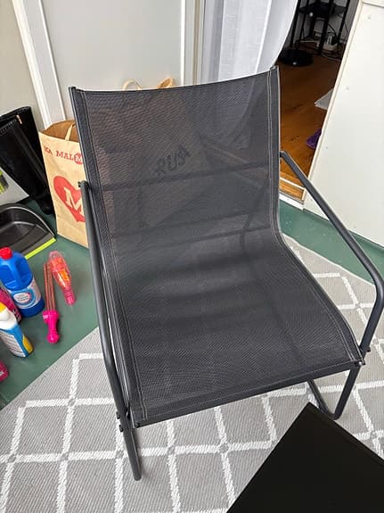 Svart balkongmöbelset med bord, soffa och två stolar