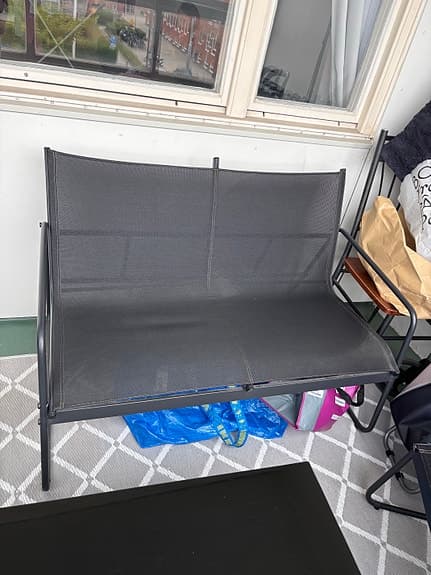 Svart balkongmöbelset med bord, soffa och två stolar