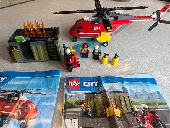 LEGO City brandbekämpningsenhet med helikopter och motorcykel
