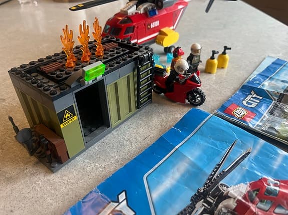 LEGO City brandbekämpningsenhet med helikopter och motorcykel