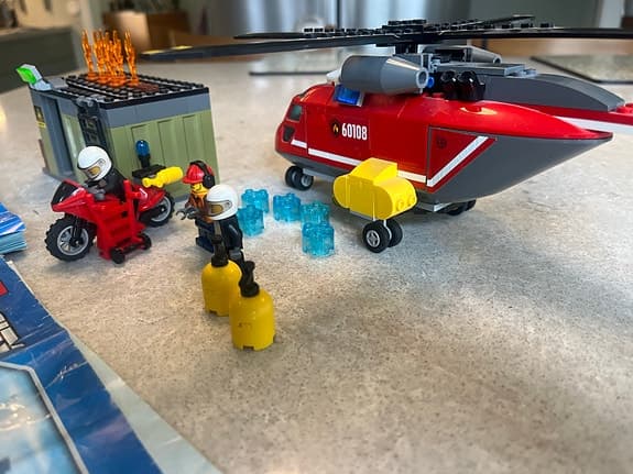 LEGO City brandbekämpningsenhet med helikopter och motorcykel