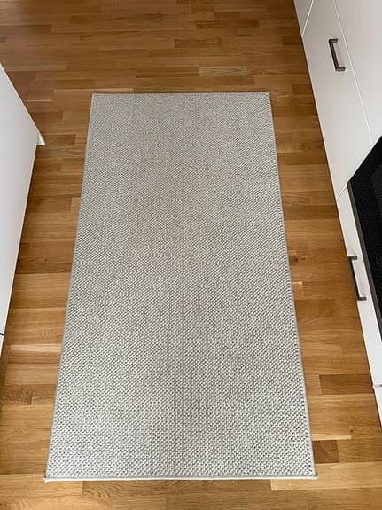 Beige gångmatta med strukturmönster