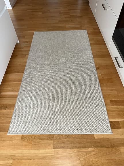 Beige gångmatta med strukturmönster