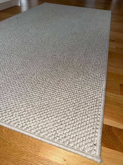 Beige gångmatta med strukturmönster