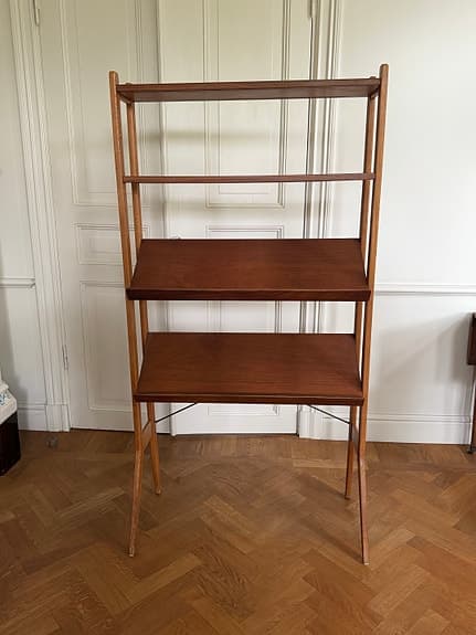 Bokhylla 1960-tal. Gavlar i bok och hyllplan i teak