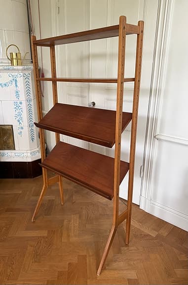 Bokhylla 1960-tal. Gavlar i bok och hyllplan i teak