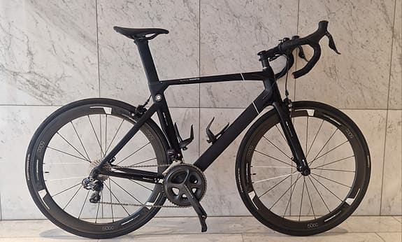 WHITE RR Aero Interceptor Carbon (Ultegra Di2 elväxlar) med mycket tillbehör,