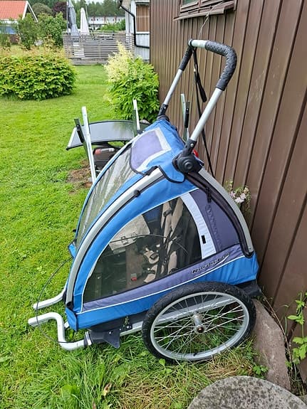 Blå cykelvagn/barnvagn med två hjul