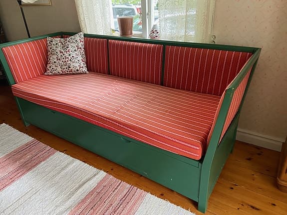 Sparreholm allmogesoffa med förvaring – originalmärkt