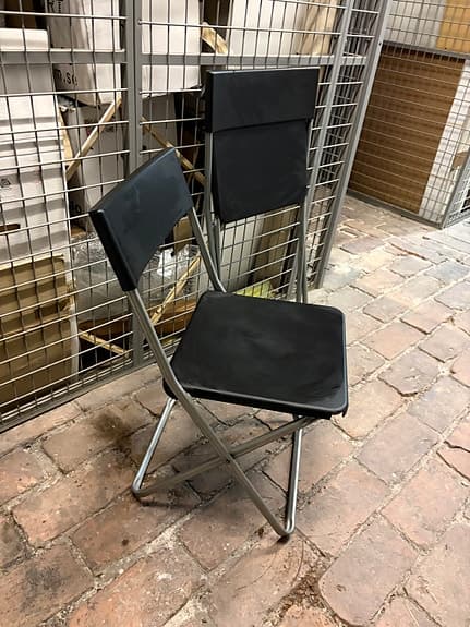 2 hopfällbara stolar i svart – smidiga extrastolar