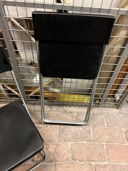 2 hopfällbara stolar i svart – smidiga extrastolar