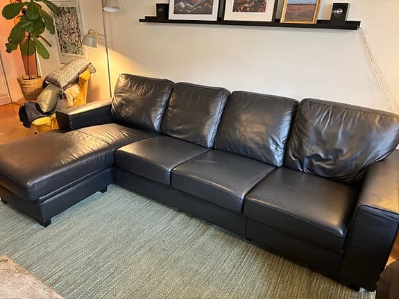 Svart lädersoffa 4-sitsig med divan