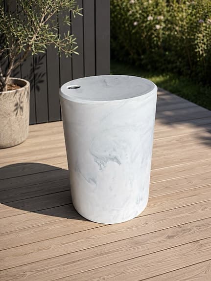 Vit cylindrisk kruka/ytterkruka i betongstil
