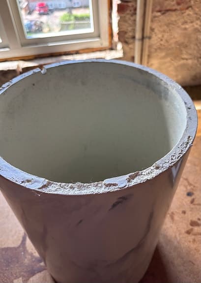 Vit cylindrisk kruka/ytterkruka i betongstil