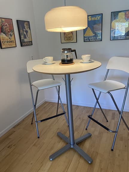 Ståbord med två fällbara stolar