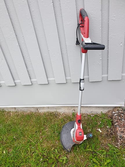 Gräsröjare med sladd.