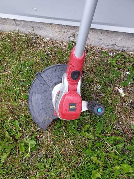 Gräsröjare med sladd.