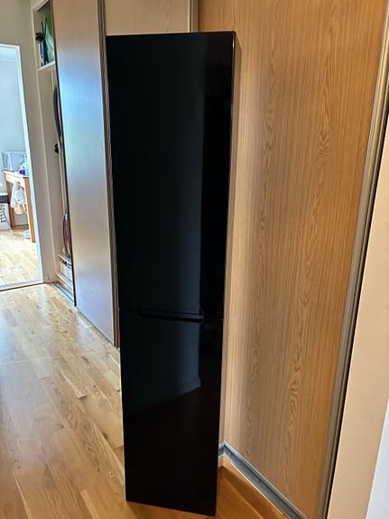 Svart badrumsskåp