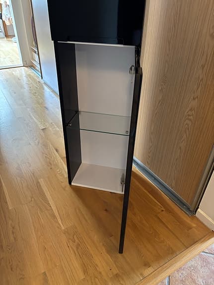 Svart badrumsskåp