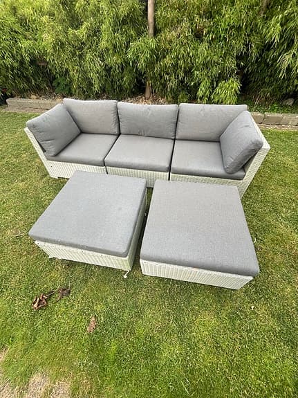 Utegrupp med 3-sits soffa och två fotpallar i grå konstrotting
