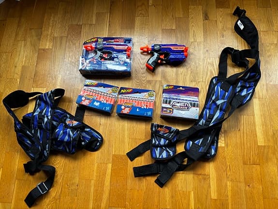 Två Nerf pistoler med bälte och pilar/skott