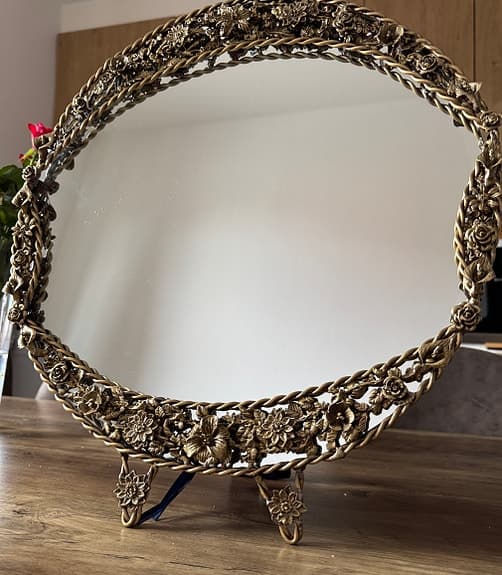 Antik spegel med blomdekor